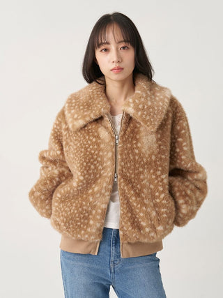 Front view of the brown spotted SNIDEL Faux Fur Blouson worn with blue jeans and hands in the side pockets.