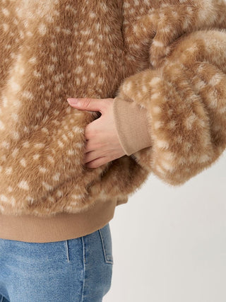 Close-up of the brown spotted SNIDEL Faux Fur Blouson's side pocket, ribbed cuff and ribbed hem.