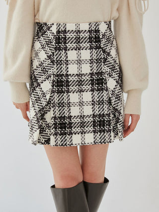 Roving Check Skirt Shorts in White, Premium Fashionable Women's Skirts & Skorts at SNIDEL USA