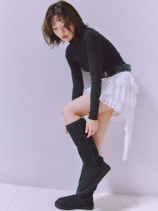 Side view of the white SNIDEL Twist Frill Mini Skort, showing tiered lace ruffles and a long side frill.