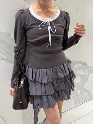 Gray SNIDEL Twist Frill Mini Skort styled with a lace-trimmed gray knit top and a dark handbag.