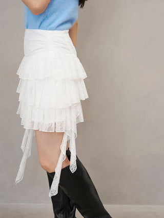 Side view of the white SNIDEL Twist Frill Mini Skort, showing three lace tiers and long twisting frills.