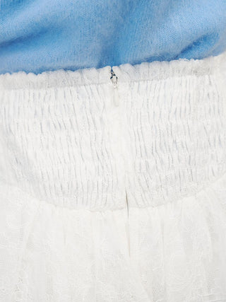 Close-up of the white SNIDEL Twist Frill Mini Skort's shirred back waistband and concealed zipper.