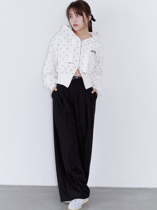 Black SNIDEL Belted Tuck Pants styled with a white polka-dot zip hoodie and white sneakers.