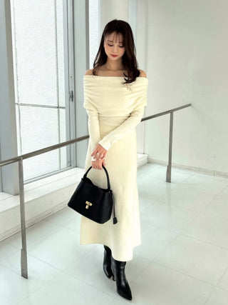 Brooch-Off Shoulder Knit Set