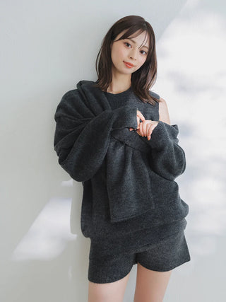 Deformation knit pullover
