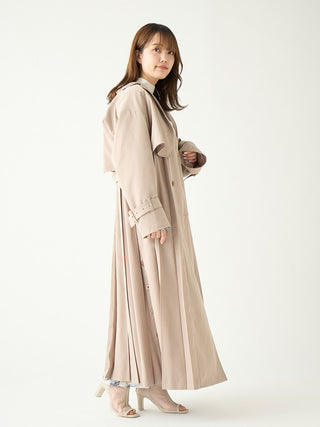 SNIDEL USA's Three-Pleated Trench Coat. These pleats give this trench coat a sophisticated and ladylike air. It's an outerwear piece that can be worn three different ways.