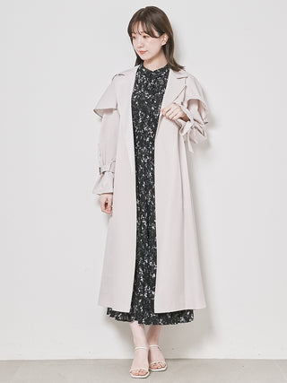  Sustainable Gross Trench Coat SNIDEL USA. The famous glossy trench coat is now available with a cape. Made with fabric that has a soft and supple texture. 